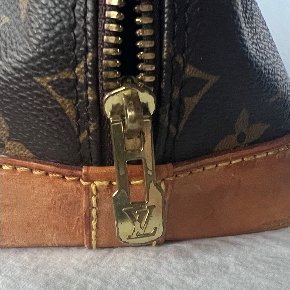 Louis Vuitton Alma PM Monogram Handbag - Picture 2 of 15